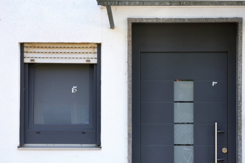 Im unterfränkischen Würzburg wurde mehrfach auf ein Mehrfamilienhaus geschossen. Die Tatumstände sind weiterhin völlig unklar.