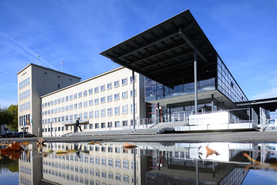 Freier Blick auf den Landtag. Das wird bald nicht mehr möglich sein, denn Bauzäune werden die Ansicht versperren.