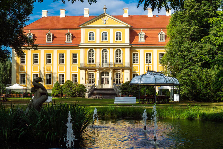 Blick auf das Barockschloss Rammenau, das eines der am besten erhaltenen barocken Landschlösser Sachsens ist.