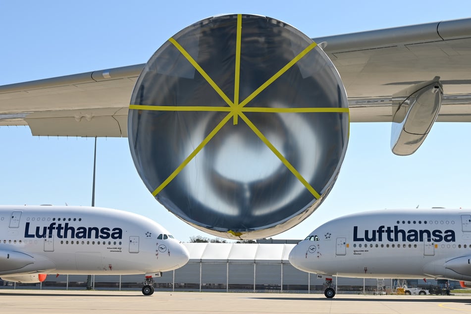 Zwei Airbus A380 der Lufthansa wurden auf einem Vorfeld geparkt.