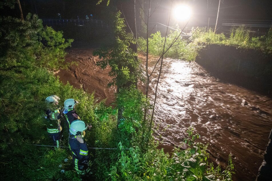 Im Jöhstädter Ortsteil Steinbach wurde am Dienstagabend ein Mann (53) von den Wassermassen mitgerissen - er wird seitdem vermisst.