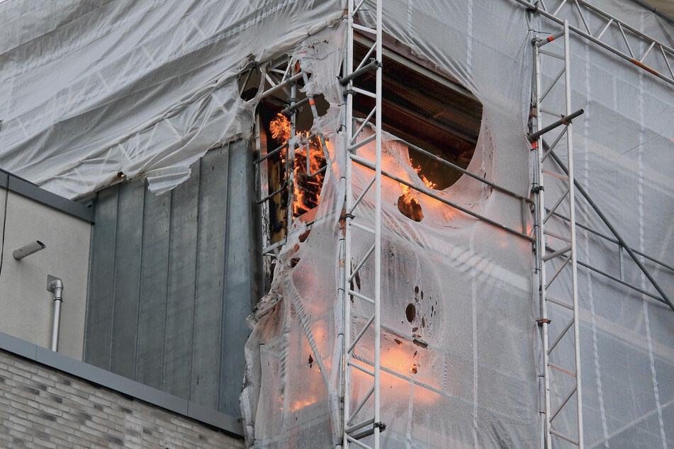 Die Flammen im sechsten Stock des Gebäudes waren deutlich erkennbar.
