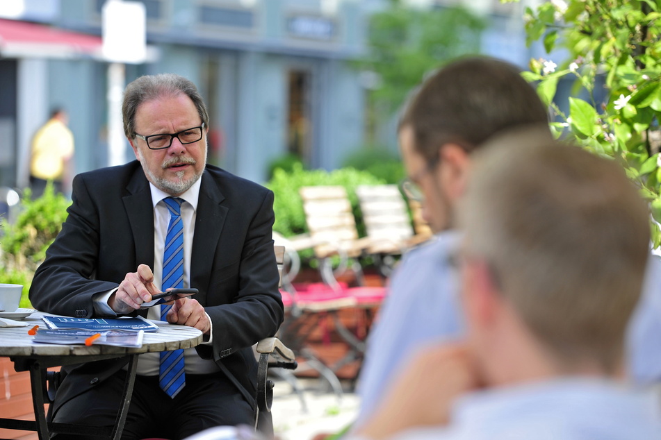 Der Bundestags-Direktkandidat Frank Heinrich (57, CDU) stellte im Café Michaelis sein Wahlprogramm für Chemnitz vor.