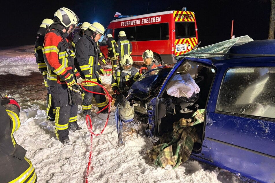 Der Opel wurde bei dem Unfall stark zerstört.