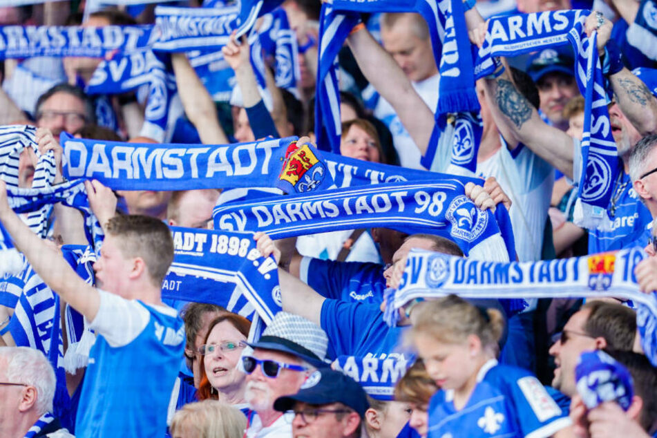 Zunächst sind allerdings nur 500 Zuschauern im Merck-Stadion am Böllenfalltor erlaubt (Archivbild).