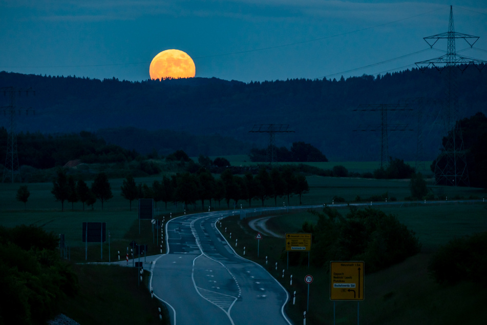 Was für ein Blick. Der Mond zeigt sich von seiner schönsten Seite.