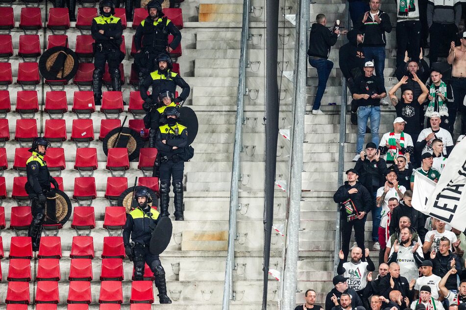 Zwischen den Sicherheitskräften im Stadion von AZ Alkmaar und den Fans von Legia Warschau kam es am Donnerstagabend zu schweren Ausschreitungen.