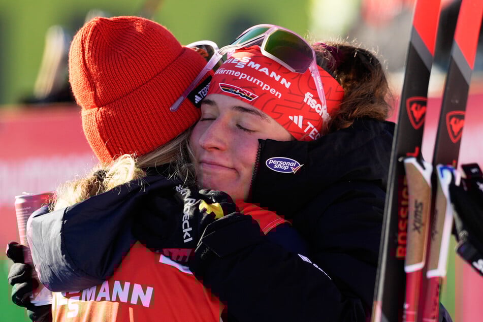 Nach einiger Zeit der Betreuung im Ziel erholte sich die 19-Jährige (r.) wieder.