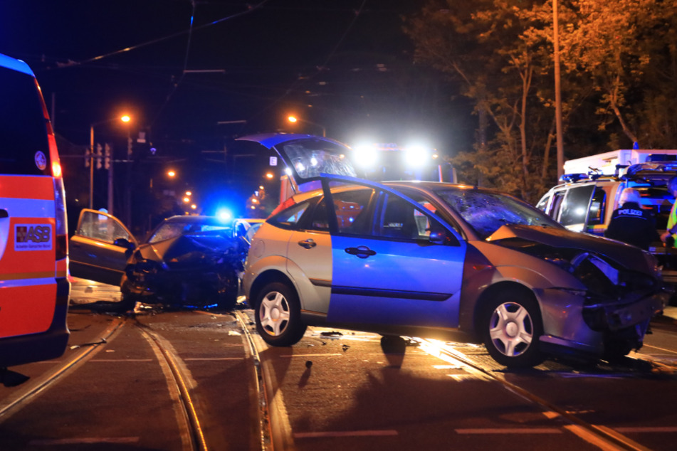 Auf der Riebeckstraße in Leipzig kollidierten Donnerstagnacht zwei Autos miteinander.