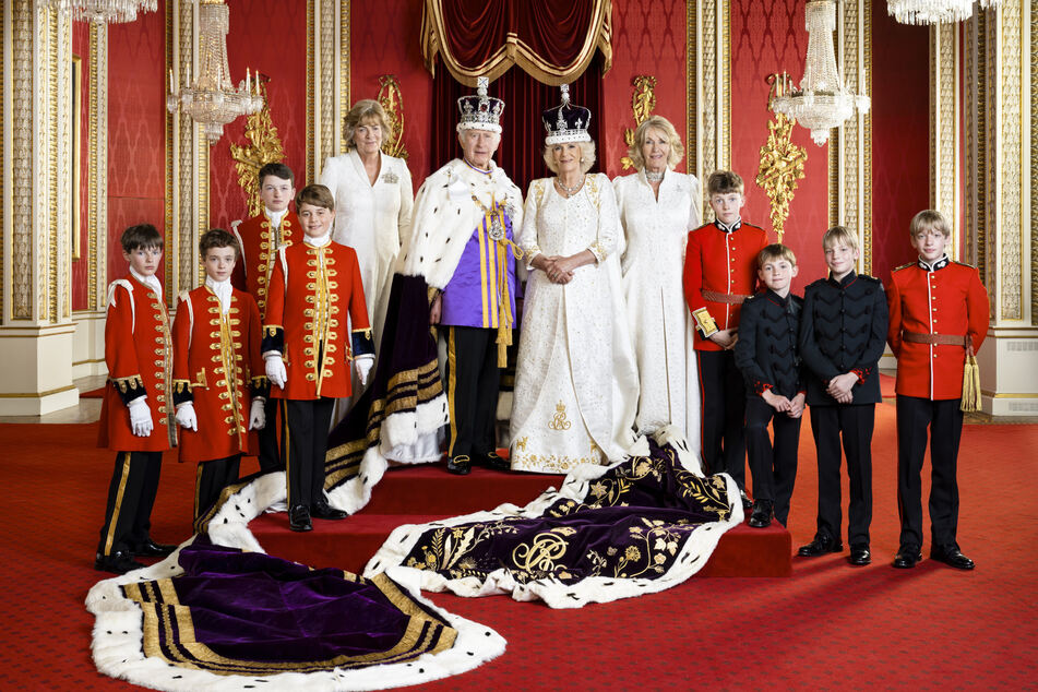 Den prunkvollen Auftritt lassen sich die britischen Monarchen um König Charles III. (74, M.) und Königin Camilla (75) was kosten.