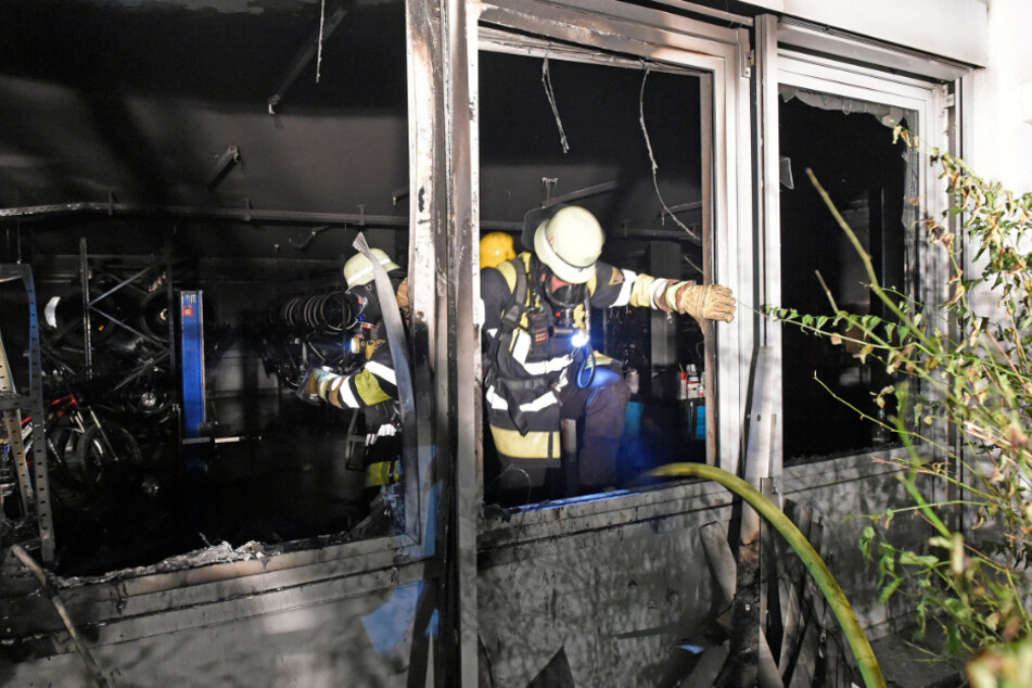 Feuerwehrleute bei den Löscharbeiten.
