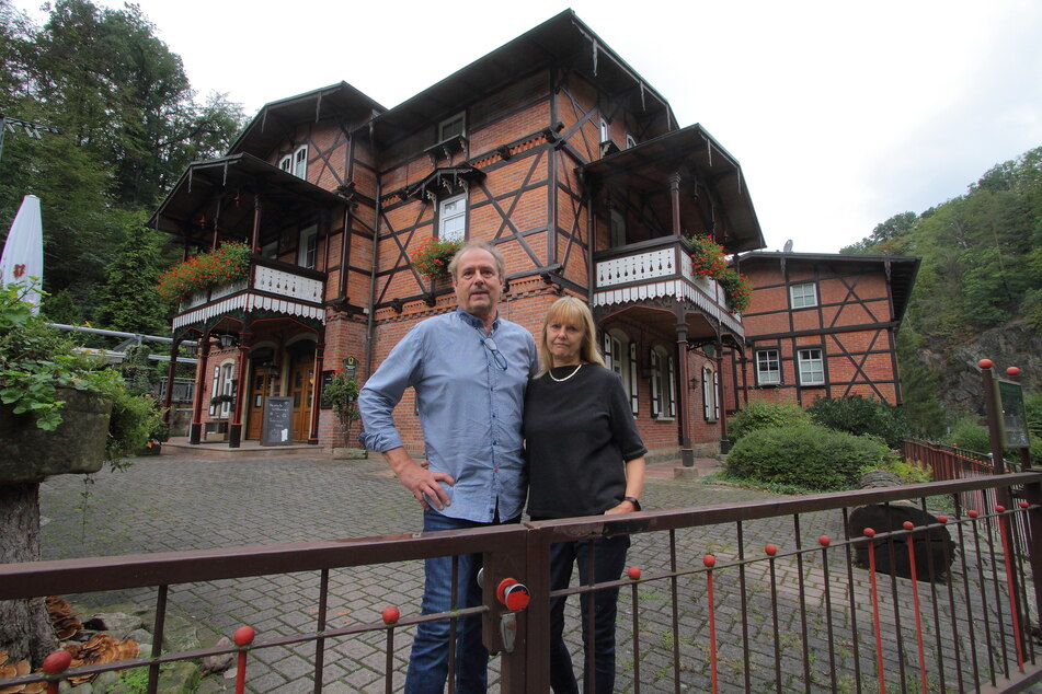Von den Kosten erschlagen: Frank (64) und Annett Schumann (63) ziehen die Reißleine und gehen nach 36 Jahren Gastro-Betrieb in ihrer Rabenauer Mühle in den vorzeitigen Ruhestand.