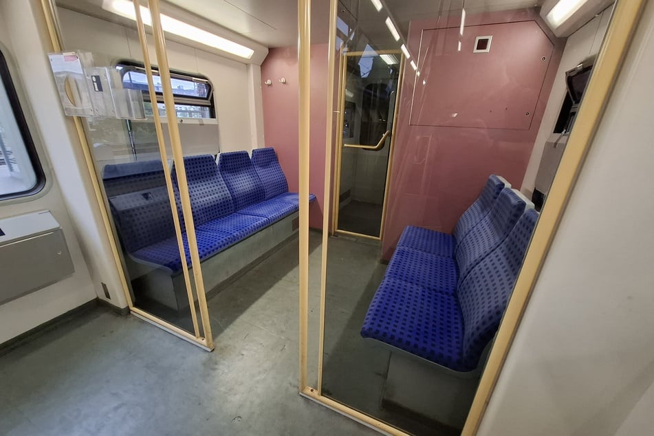 Die Reichsbahn-Dostos bieten einen abgetrennten Sitzbereich am Wagen-Übergang.