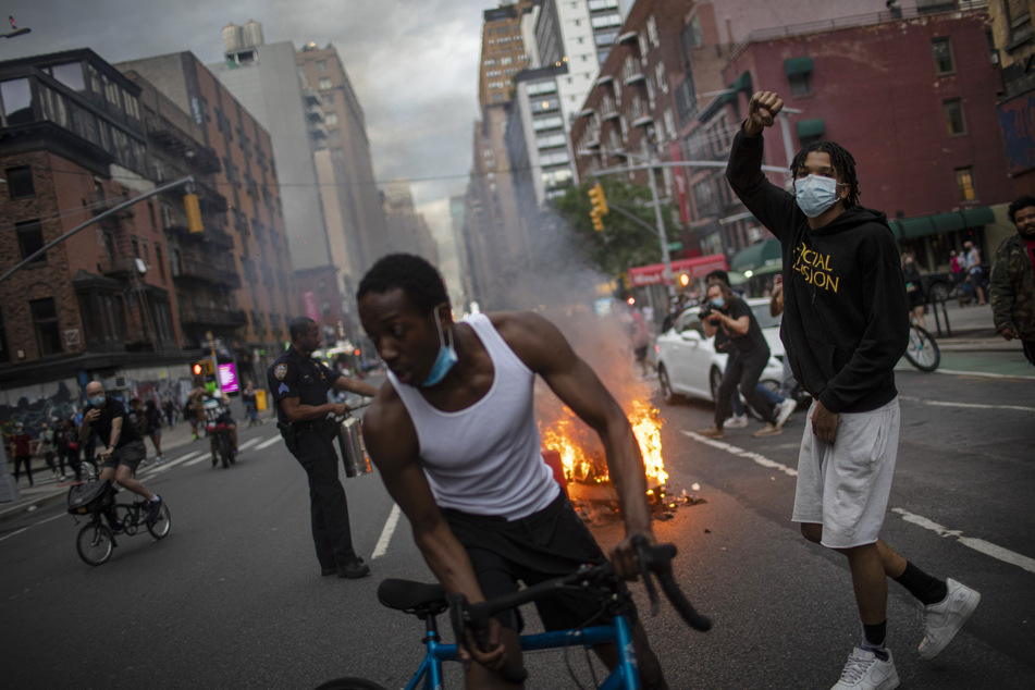 Demonstranten nehmen an einer Demonstration für George Floyd in New York teil. Auslöser für die landesweiten Proteste war der Tod des Afroamerikaner George Floyd infolge eines brutalen Polizeieinsatzes in Minneapolis.