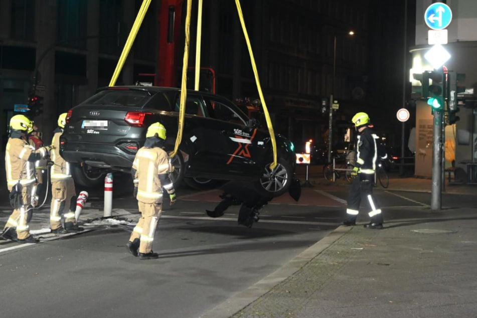 Ein Kran der Feuerwehr musste das Unfallauto bergen.