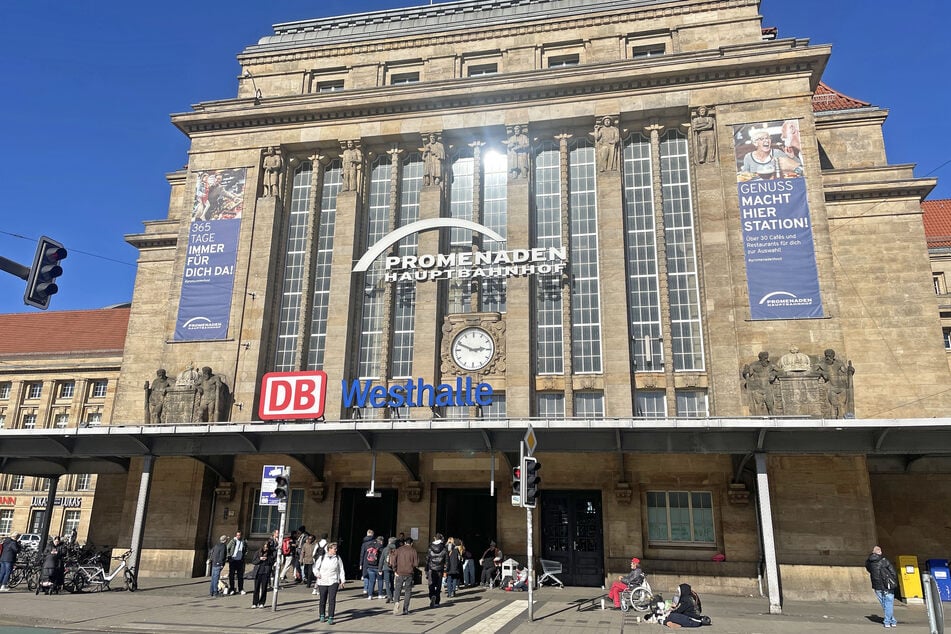 Seine Tage verbringt er unter anderem am Leipziger Hauptbahnhof.