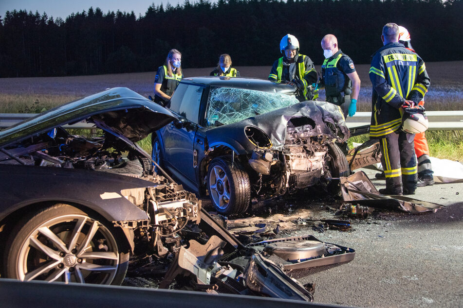 Die beiden Wagen wurden bei der Kollision total beschädigt. Der Gesamtschaden wird auf rund 30.000 Euro geschätzt.