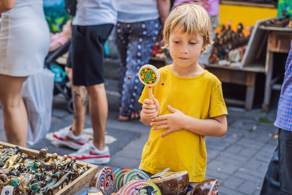 Auf dem Flohmarkt dürften auch die Kleinen manch einen Schatz finden. (Symbolbild)