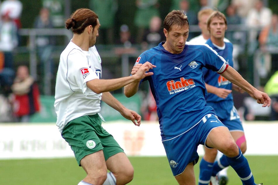 René Müller (rechts) unterlag zwar dem VfL Wolfsburg und Facundo Quiroga im DFB-Pokal, doch zum Saisonende stieg der VfL durch einen 4:0-Erfolg gegen Wolfsburgs Zweite in die 2. Liga auf. (Archivbild)