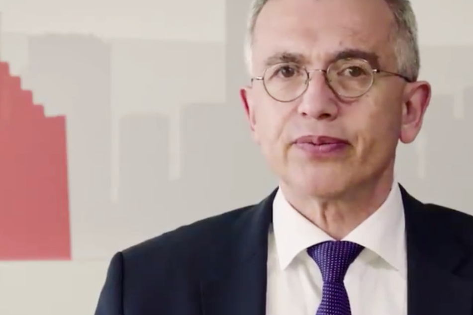 Das Foto zeigt einen Screenshot aus dem Twitter-Video mit der Ansparche von Peter Feldmann.