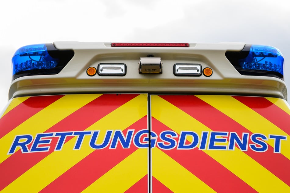 Bus kracht an Haltestelle mit Auto zusammen: Seniorin zu Boden geschleudert und schwer verletzt