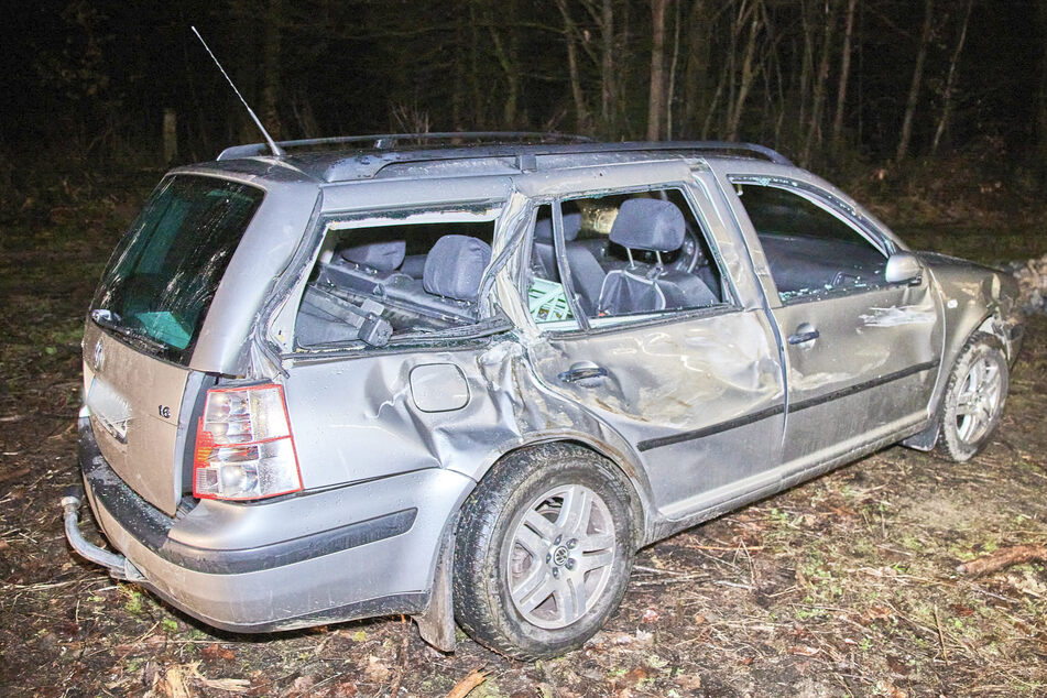 Der VW Golf IV erlitt einen Totalschaden. Der 81-jährige Fahrer wurde am Oberkörper schwer verwundet.