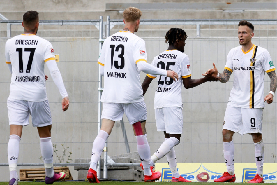 Nach dem zwischenzeitlichen 2:2-Ausgleich wird der Dynamo-Angreifer Patrick Schmidt (rechts) von seinen Mitspielern gefeiert. Später flog er noch mit Gelb-Rot vom Platz.