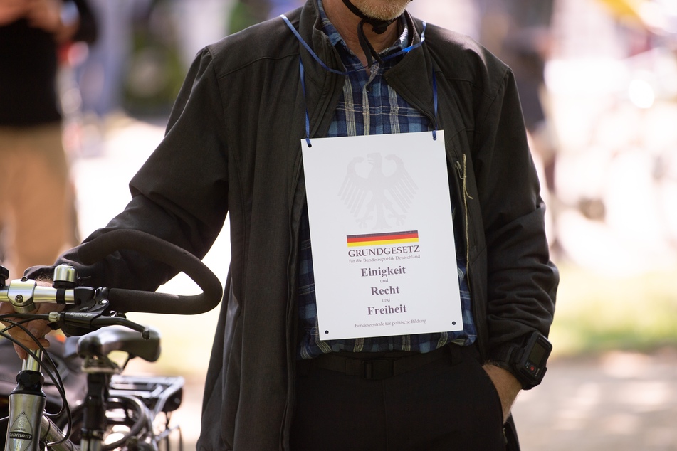 Ein Teilnehmer bei einer Kundgebung von Verschwörungstheoretikern im Zuge der Corona-Krise in Dresden. Bereits seit dem Beginn der Pandemie kommt es zu Widerstand gegen die Corona-Schutzmaßnahmen.