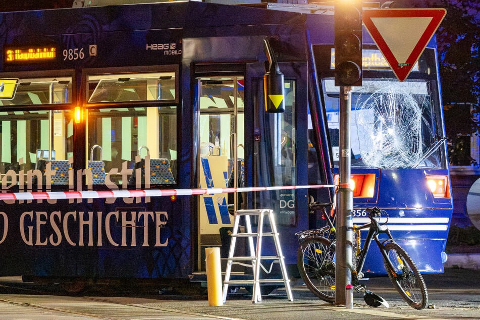 Radfahrer kollidiert mit Straßenbahn: Mann bei heftigem Unfall in Darmstadt schwer verletzt