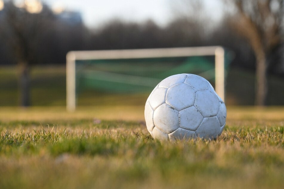 Im Amateur-Fußball dürfen weiterhin keine Zuschauer auf Stehplätzen dabei sein. (Symbolbild)