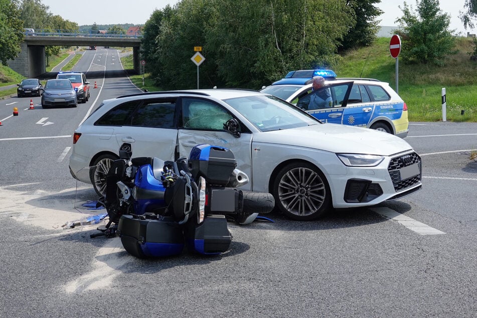 Der Fahrer der BMW R1250 wurde infolge des Unfalls schwer verletzt.