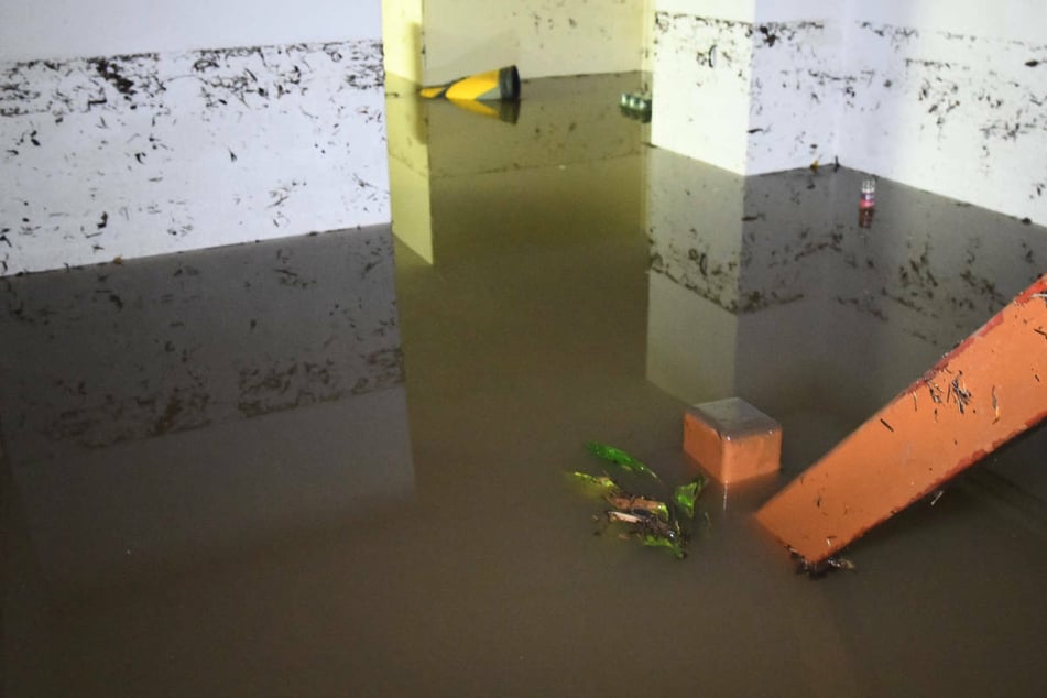 Ein Keller steht nach einem Unwetter unter Wasser. In Prenzlau mussten am Mittwoch Kinder nach einem Wassereinbruch in einer Kita in Sicherheit gebracht werden. (Symbolfoto)