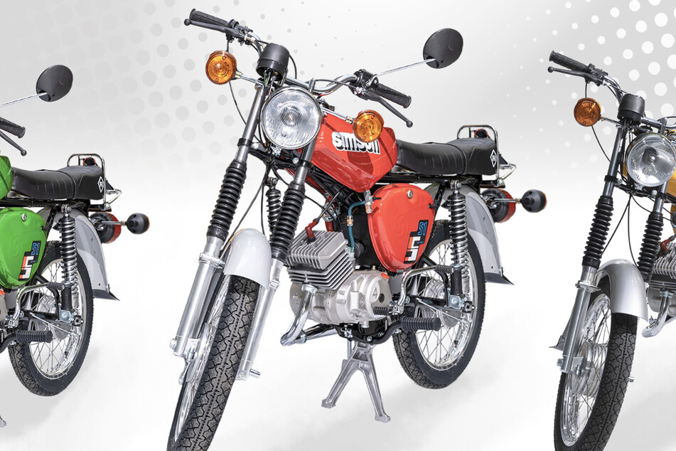 Die bunten Modelle der Simson S51 warten darauf, endlich eingefahren zu werden.