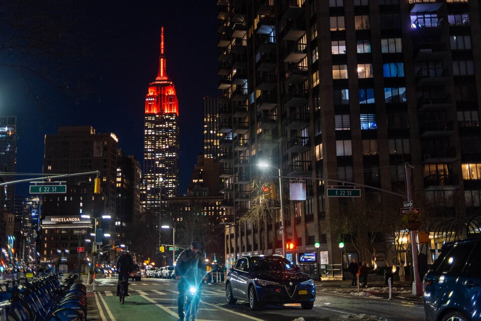 Das Empire State Building nutzt seine (rote) Beleuchtung für verschiedene Anlässe. Um auf die Corona-Toten hinzuweisen, für erfolgreiche NASA-Projekte (Foto) oder auch, um den FC Bayern zu ehren. (Archiv)