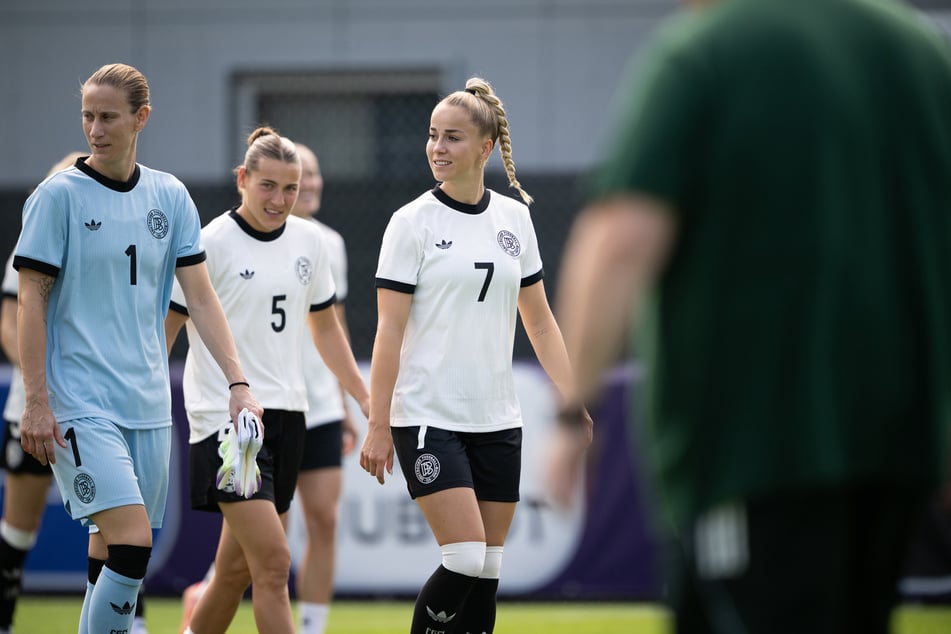 Ann-Katrin Berger (l.), Carlotta Wamser (M.) und Giulia Gwinn blicken zuversichtlich auf das Spiel gegen Polen.