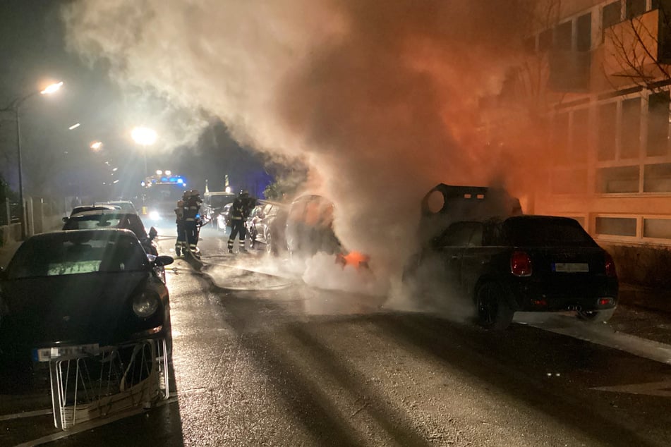 Auch die Autos auf der gegenüberliegenden Straßenseite wurden durch die Hitze beschädigt.