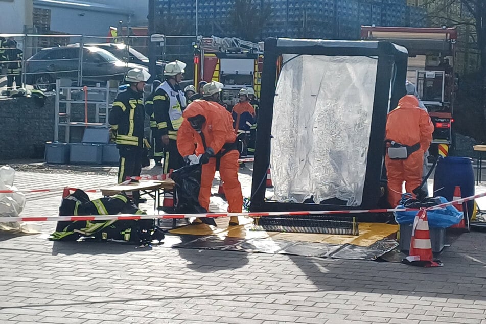 Feuerwehr und Gefahrgut-Spezialisten waren in der Brauerei im Einsatz.