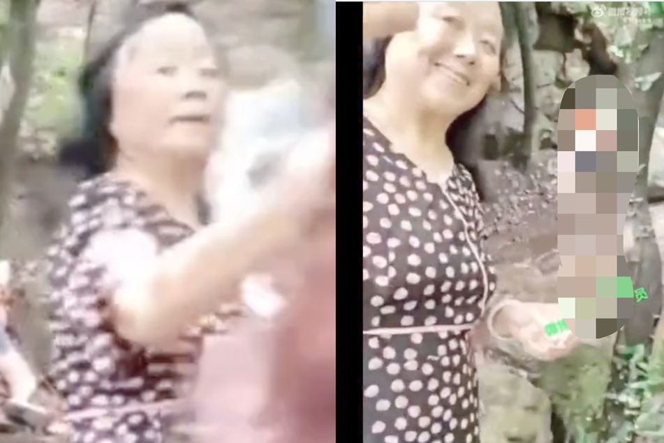 Touristin strahlt bei Selfie fröhlich in die Kamera: Was im Hintergrund zu sehen ist, schockiert
