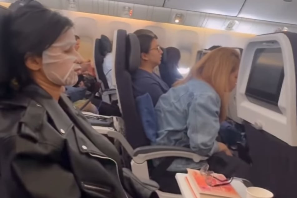 So kann man Turbulenzen auch durchstehen: tiefenentspannt mit Gesichtsmaske.