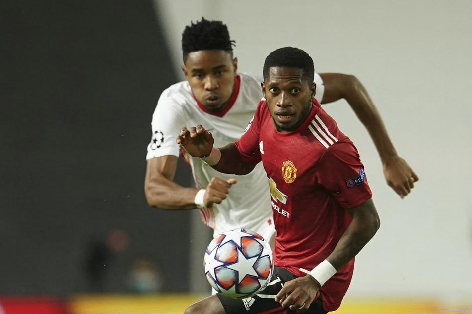 RB Leipzigs Christopher Nkunku (l.) im Zweikampf mit Fred, der Manchester United im Rückspiel Gelb-Rot-gesperrt fehlen wird.