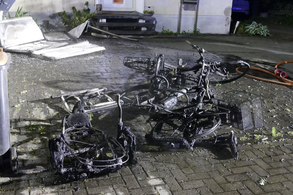 Die Fahrräder, die sich in der Garage befunden haben, sind komplett ausgebrannt.