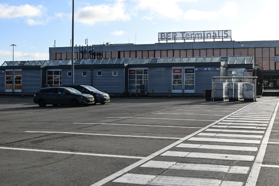 Blick auf den Ein Parkplatz vor dem Terminal 5, dem ehemaligen Flughafen Schönefeld, am Flughafen BER.