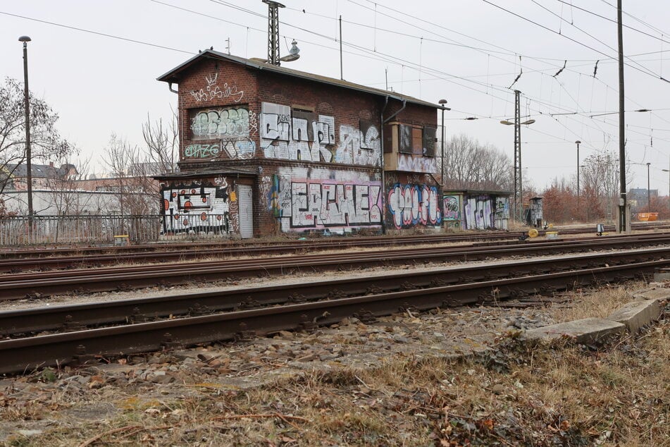 Das Stellwerk "Erfurter Straße" wird abgebrochen.