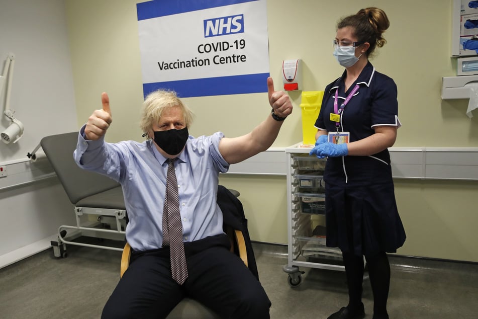 Boris Johnson, Premierminister von Großbritannien, hebt die Daumen in die Höhe, nachdem er die erste Impfdosis mit dem Corona-Impfstoff von AstraZeneca erhalten hat.