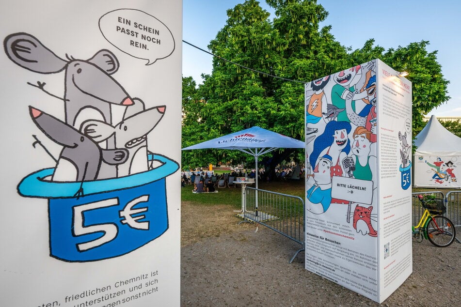 'Fünf Euro' steht groß auf dem Schild - dass es eine freiwillige Spende ist, steht klein darunter.