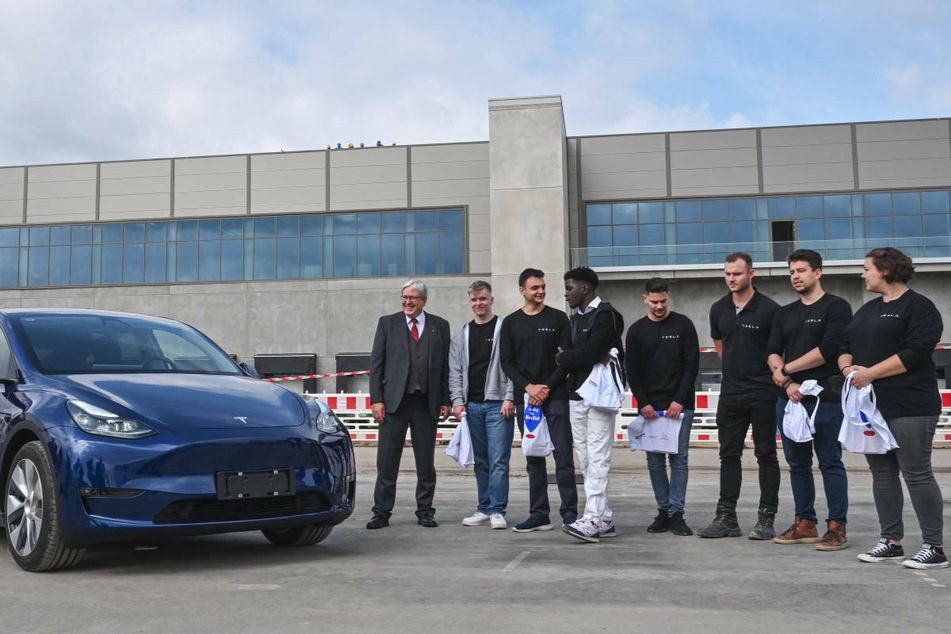Brandenburgs Arbeitsminister Jörg Steinbach (65, SPD, l.) hat am Mittwoch persönlich die ersten Azubis in der Tesla-Gigafactory in Grünheide begrüßt.