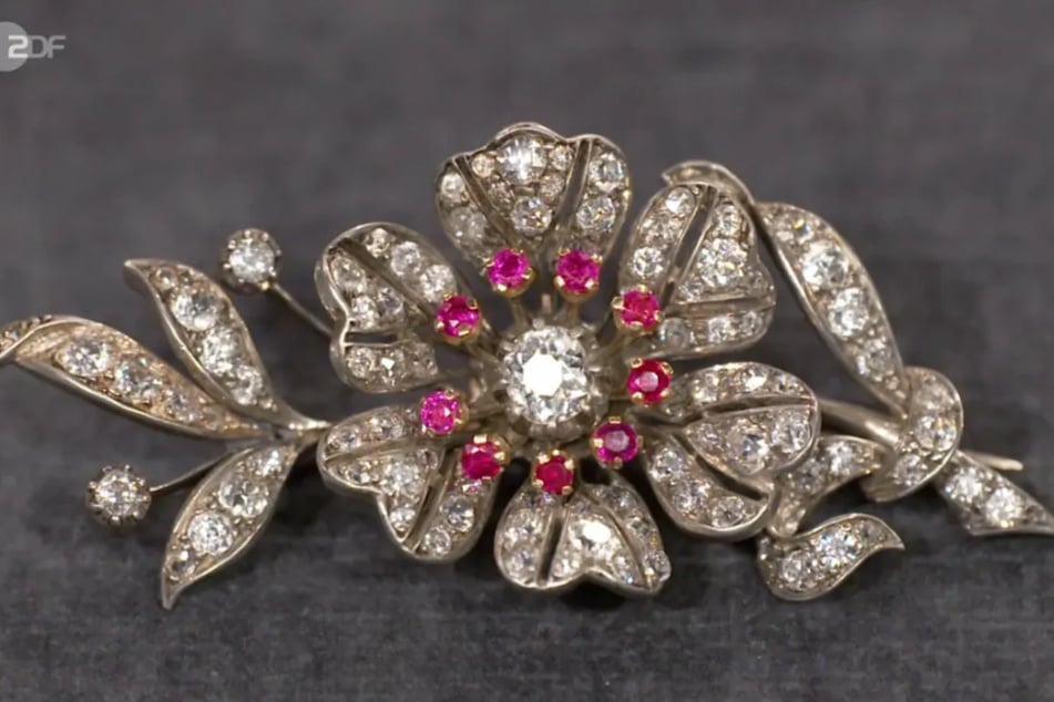 Die Zitter-Brosche aus dem 19. Jahrhundert ist mit vielen kleinen Diamanten und Rubinen besetzt. Als Material wurde 14-karätiges Gold verwendet.