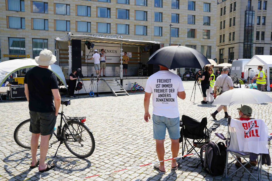 Anhänger von Querdenken halten auf dem Altmarkt eine Kundgebung ab.