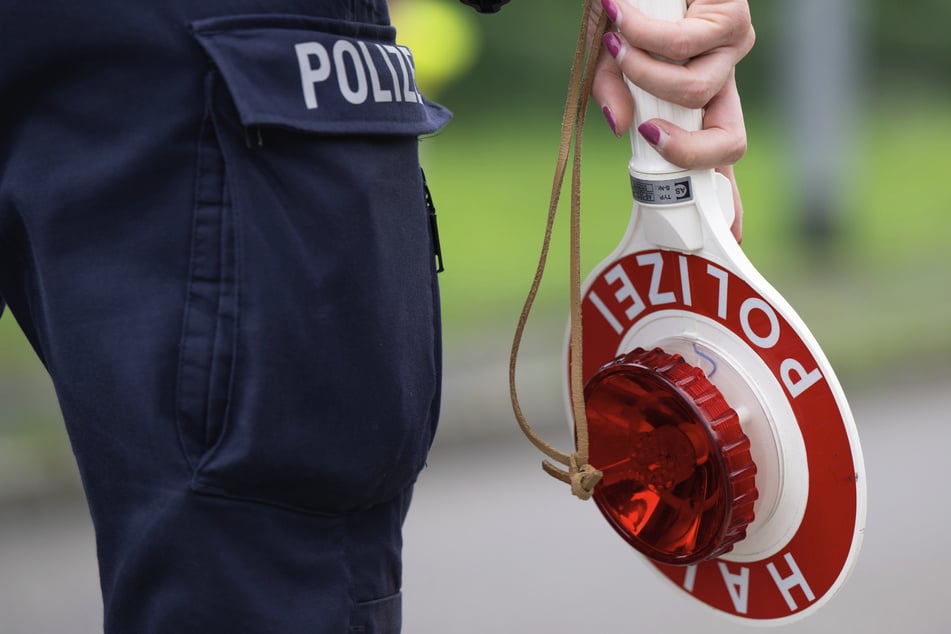 Eine Polizeikontrolle in Singen konnte einen 22-Jährigen am Dienstagabend nicht zum Anhalten bewegen. (Symbolbild)