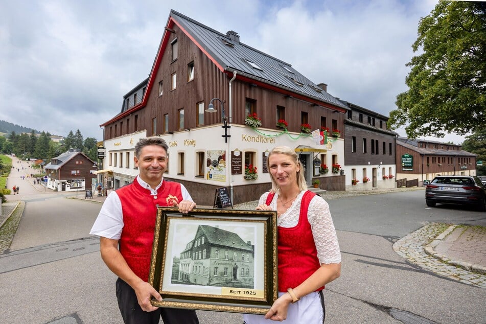 Frank (48) und Antje Weber (48) halten ein historisches Foto ihres 100-jährigen Caféhauses in Ehren.